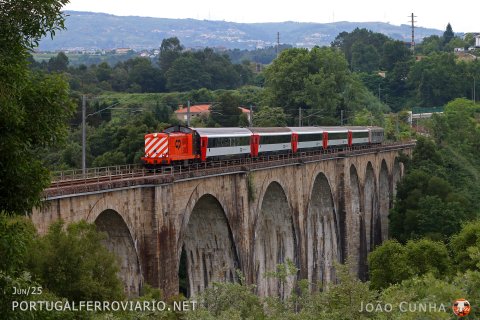 Empty stock returning to Contumil after a Caíde - Pinhão charter train, seen at the Tâmega bridge with 1461 in front