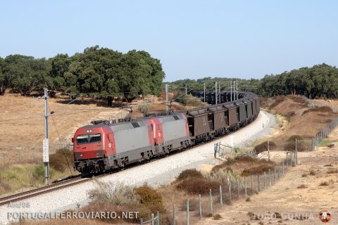 Between Grândola and Canal Caveira, empty train 66580/1 runs from Pego to Sines with 5623 and 5627.