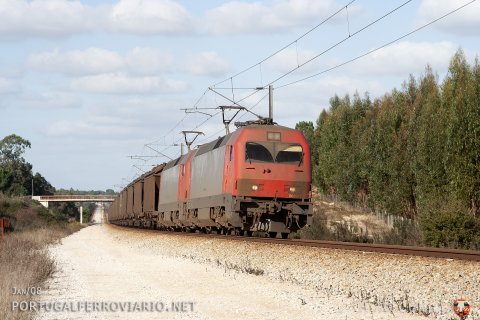 Climbing the easy gradient just south of Águas de Moura, 5628+5623 easily haul this empty coal train to Sines