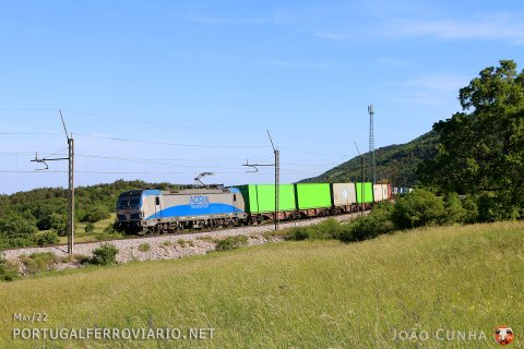 Original livery for 193.822 seen at Presnica with a containers train to Koper