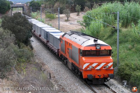 Special train from Repsol-Borealis to Souselas headed by 1907 recently overhauld and transporting a clinker train near Alcácer do Sal