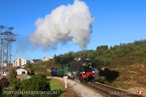 Historic train 20801 Aveiro - Macinhata climbing just out of Águeda