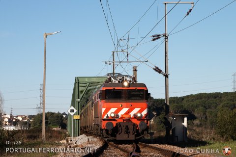 2607 to the rescue! Passing Bifurcação de Lares hauling Renfe 592.036 to repair in Contumil after derailing in the Oeste line.