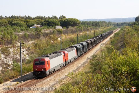 Near the terminus, at Sines, 5623 and 5628 arrive with an empty train to load coal
