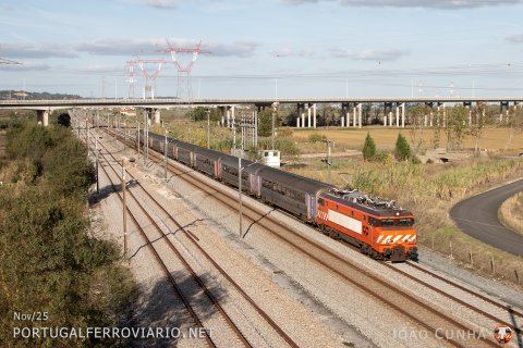In a sunny afternoon, 2627 is caught leading the IC 524 to Lisboa due to a failure of a 5600 locomotive