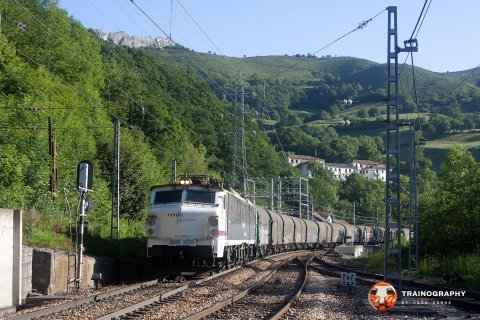 In the narrow station of Linares-Congostinas, freshly painted 251.005 descends an empty train to Trasona