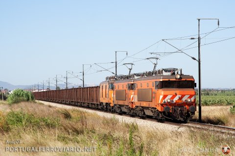 Hauling locomotive 2505 and empty wagons, 2602 and 2605 are seen at Fernando Pó with train 50833/2 from Praias Sado to Entroncamento