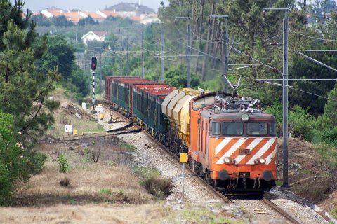 Between Nelas and Mangualde, 2502 unites efforts with a CP 1400 locomotive to haul train 75343 from Pampilhosa to Mangualde, a very usual sight back in 2007