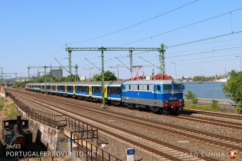 Sz 19716 "Vízipok" from Budapest-Deli to Balatonfüred passing by the Danube River, at Budafok, with the marvellous 431.008 in original livery