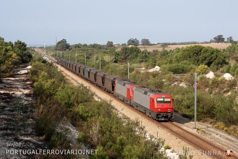 Loaded coal train leaving Sines port heading to Pego with CP 5625 and 5627, train nr 66852/3