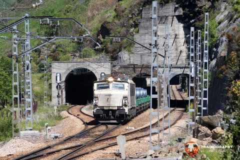 Half coils train to Busdongo, where this convoy will be gathered with a similar 950-ton train before continuing to Sagunt.