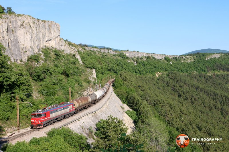 In the most famous spot of the Koper line, at Crni Kal / Crnotice, 363.032 climbs a fuel train with Taurus 541.102 behind