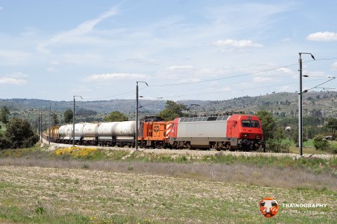 Just after Celorico da Beira, 5616 towing 1404 leads a mix eastbound train to Fuentes de Oñoro