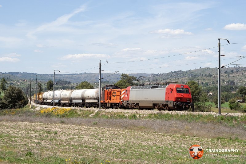 Just after Celorico da Beira, 5616 towing 1404 leads a mix eastbound train to Fuentes de Oñoro