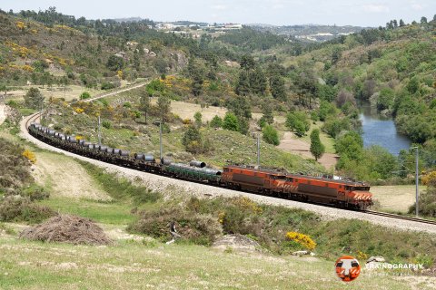 Exceptionally short train 75430 from Vilar Formoso to Pampilhosa with half the usual train for the same amount of power in front