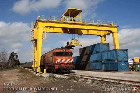 Shunting at the Mines Corvo mine terminal, 1905 has just arrived from Setúbal with a sand train loaded near Vale do Guizo, en route