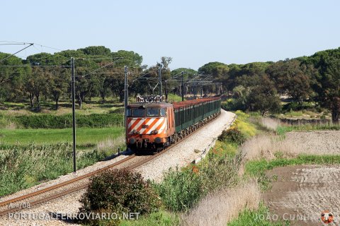 Beautiful 2505 runs through Alcácer do Sal with an empty timber train from Praias Sado to Sabóia