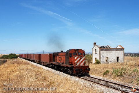 Almost reaching Elvas, 1560 with a 3 hours delay hauls the 75371 Entroncamento - Badajoz