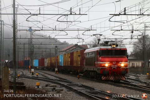 In the fundamental station of Kozina, 363.020 departs to Ljubljana with a containers train coming from Koper
