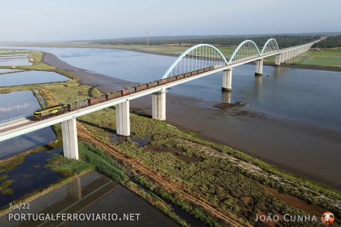 In the superb Sado bridge of the Alcácer bypass, 1907 accelerates South with an empty train to the Neves Corvo mine