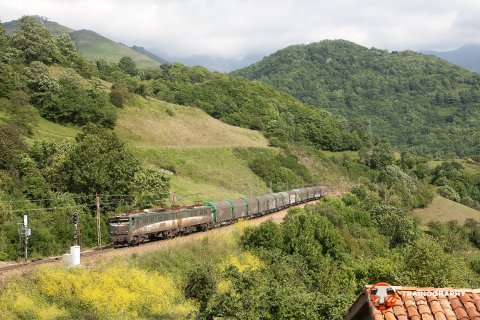 Renfe 289.104 is hauling a full coils train to Irun, near Casorvida