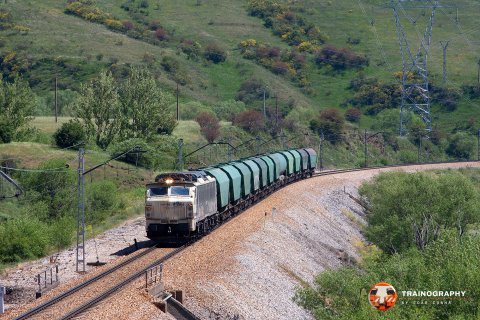 Mitsubishi 251.013 arriving to Busdongo with a short train from Arevalo to the port of Gijon