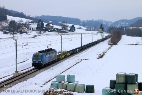 Through the icy valley from Spielfeld to Maribor, 193.822 leased from LTE passes with empty stock to Koper