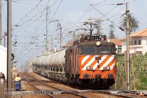 CP 2506 and 2568 haul an empty cement train 64132 from Ramal Cimpor (Travagem) to Souselas, seen at Granja
