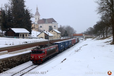Almost -10º outside when 363.037 passes by Sentilj having just departed from the border station of Spielfeld, heading to Koper