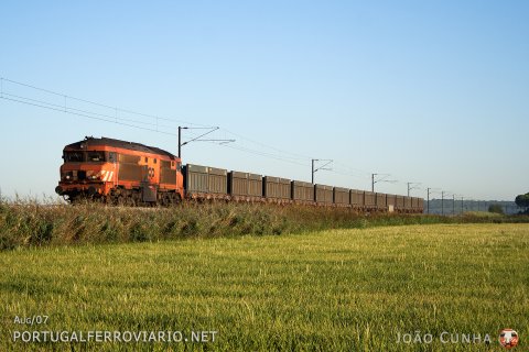 Sunrise highlights the splendid CP 1901 hauling an empty sand train from Praias Sado to Somincor branch, passing by Alcácer do Sal