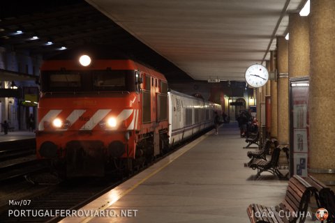 Hauling the Lusitânia Trenhotel 335/4 from Lisboa to Valencia de Alcantara (and then Madrid), locomotive 1945 is waiting departure at Santa Apolónia