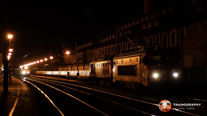 CP 2621 is seen departing Pampilhosa while another train waits on the parallel track to follow