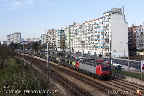 In Benfica we see this special train going back to the Santa Apolónia depot with 5616 after unloading supporters just behind this scene