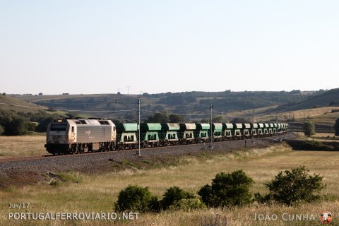 333.305 approaches Mataporquera with train 86665 from Alar del Rey to Reinosa