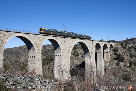 The 2261 EMU is seen at the Coa bridge, while operating regional service 5421 from Guarda to Vilar Formoso