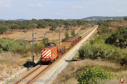 1444 with a set of rails for the new line Évora - Badajoz
