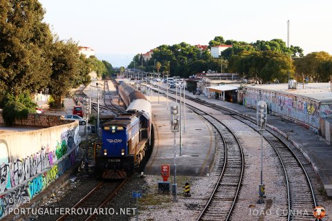 Departure of the Euronight train 1152 Split - Bratislava from its origin, hauled by HZPP 2044.028