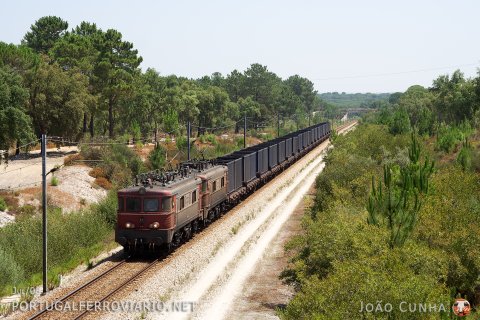 Empty petcoke train 66380/1 Souselas - Sines Port passing by the Bombel bypass with 2557+2560