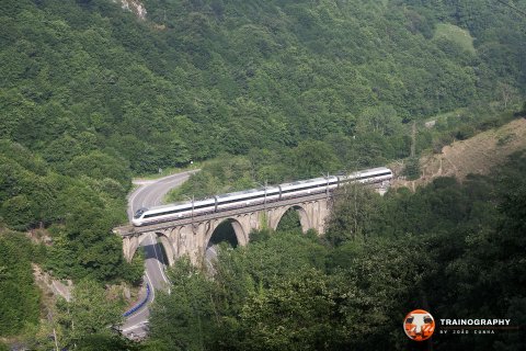 A 121 train leads the Alvia 661 from Gijon to Barcelona Sants, entering Puente de los Fierros
