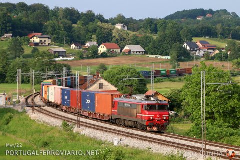 In the enjoyable Zbelovo curve, 363.013 hauls another impressive train from Hungary to Koper