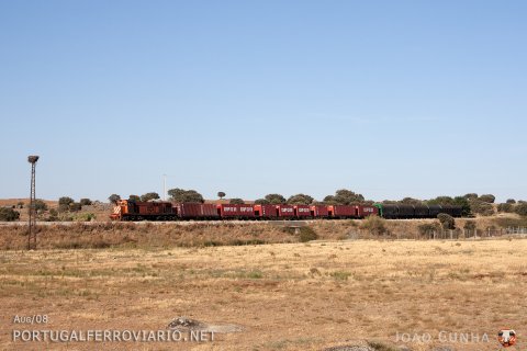 Seen just before Santa Eulália, beautiful 1550 hauls a short mixed freight train from Badajoz to Entroncamento