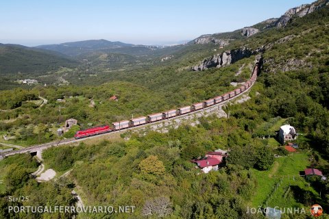 At Zanigrad, 541.017 descends to Koper with an empty train