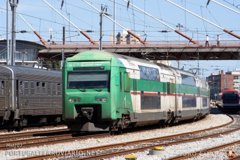 The tragic original livery in display - CP 3530 arriving to Santa Apolónia with 16024 urban train from Azambuja