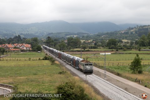 Near Arenas de Iguña, Comsa's 269.029 is in charge of train 87667 from Valladolid to Muriedas