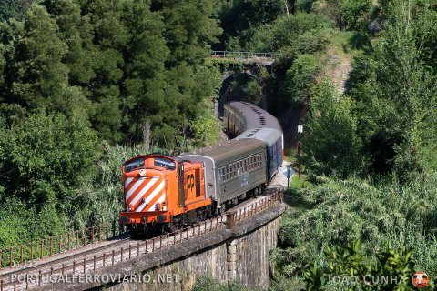 Crossing the Ovil viaduct, IR 865 Porto - Pocinho with CP 1461