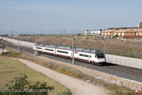 Avant service number 8093 from Toledo to Madrid passes Parla at 250 km/h