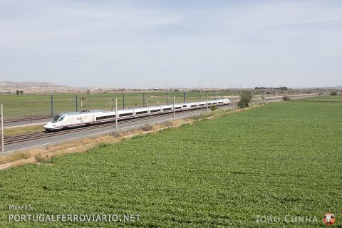 Leaving the line to Toledo behind, 112.011 operates the AVE service 2120 from Madrid to Sevilla, near La Sagra