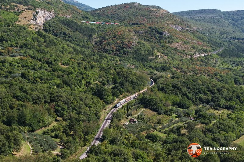 In the lower section, Railpool 193.102 hauls a SZ train to Koper, while in the upper section a Taurus pushes a containers train until Rodik