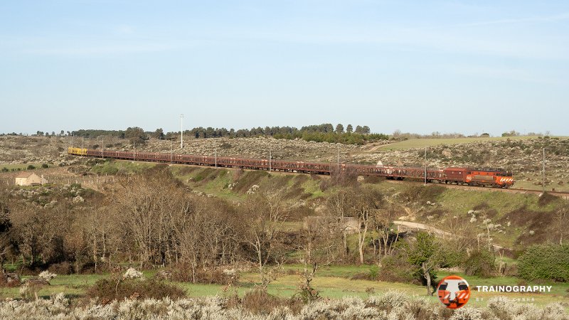 After running the whole night, 2605 arrives at Vilar Formoso with the empty cars train from Setúbal / Praias Sado