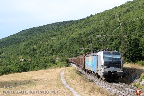 Railpool 193.094, "23.000th locomotive" from the Munich factory, hauling a freight train from Ljubljana to Koper, in Presnica